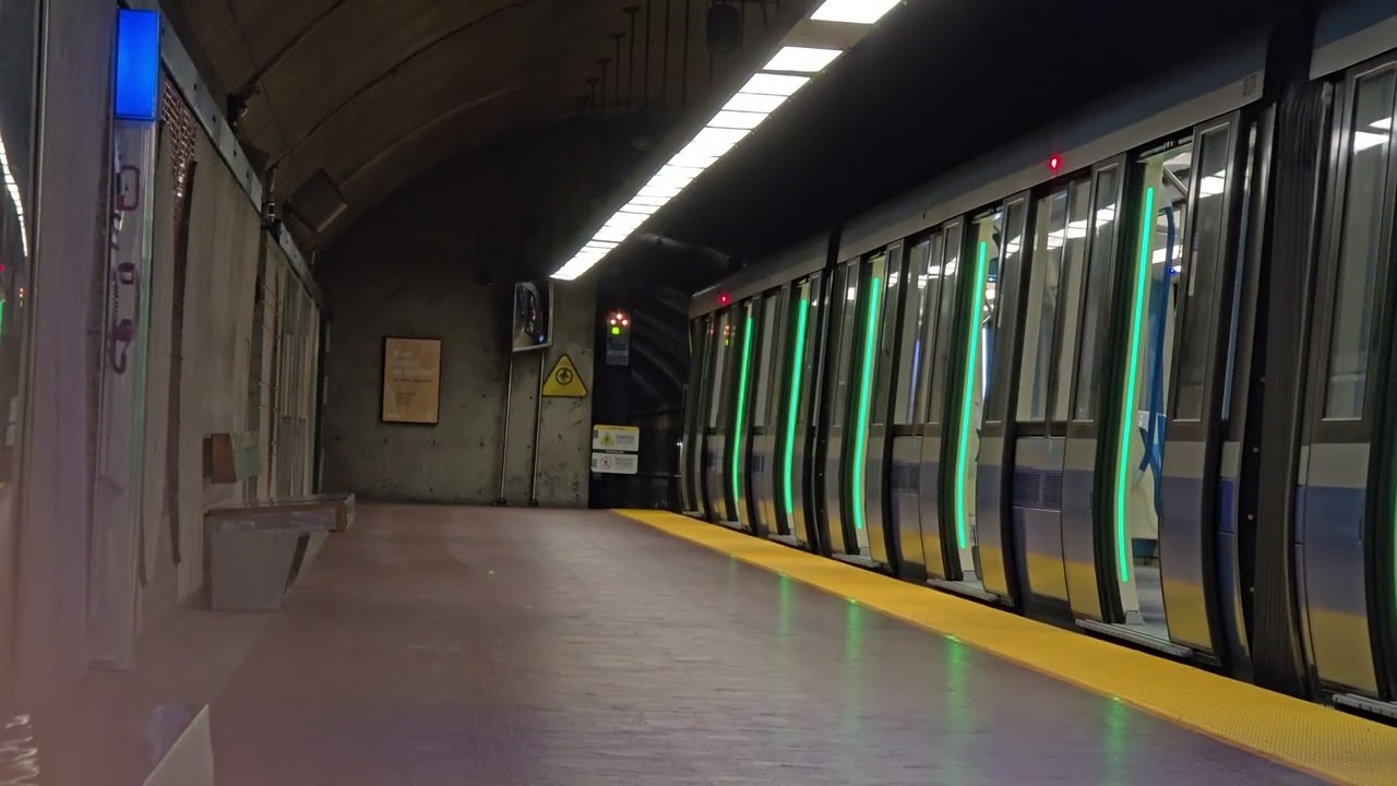 Montreal: 10+ minutes of ambient sound during a metro service disruption at De l'&Eacute;glise station 🚇