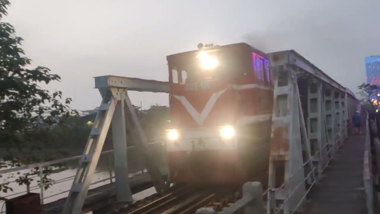 D12E-628 ❤️❤️❤️❤️❤️ kéo tàu khách LP5 qua cầu Quay (28/1/2026)(chú lái tàu quen thuộc chào mình)