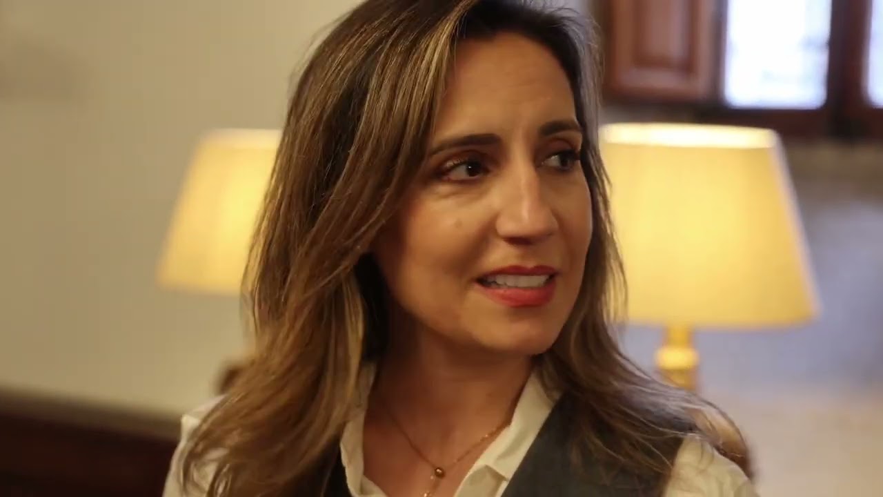 &Aacute;ngela Banzas: &laquo;Me llena ver una novela con tantas historias de Santiago en el premio Planeta&raquo;