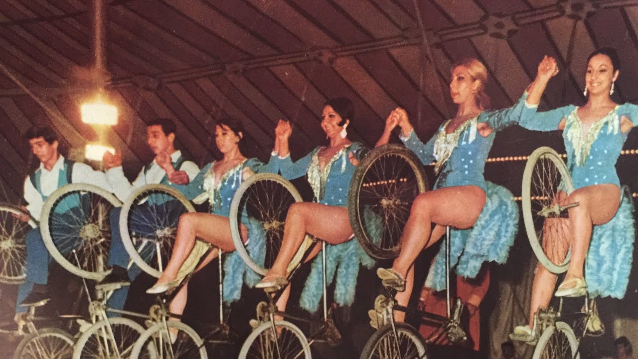 La troupe Casartelli - Maris: Acrobati ciclisti (Circo Heros di Leonida Casartelli 1971)