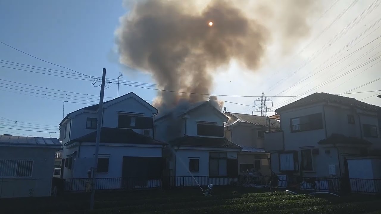 屋根は燃え続けて太陽が隠れるほどやばい