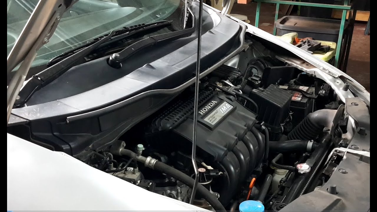 How to replace all 8 (eight) the spark plugs in a Honda Insight