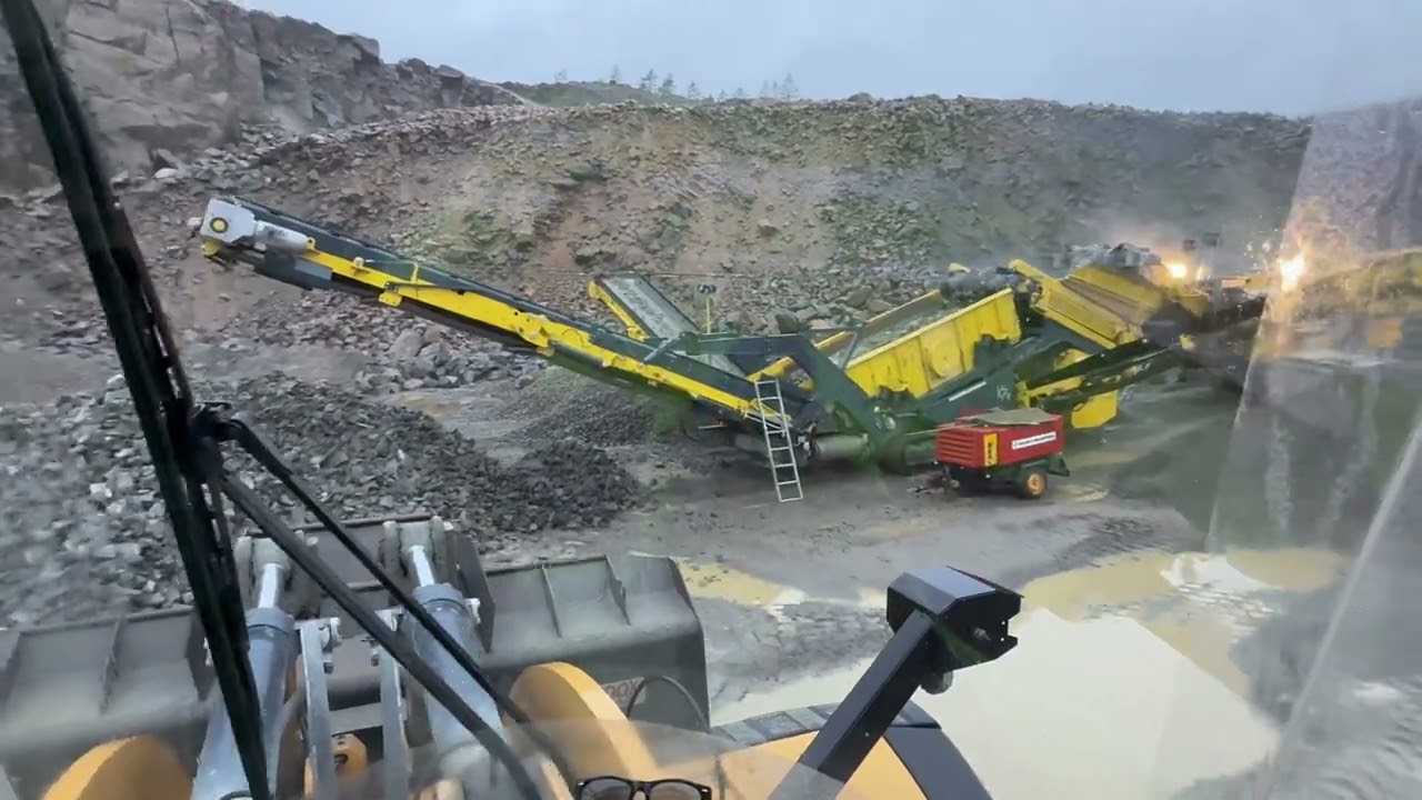 cat 982xe and cat 980xe working in quarry. mobile stone crusher in action!