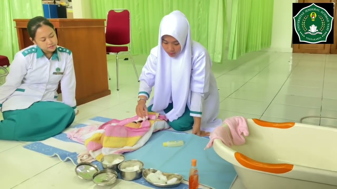 Memandikan Bayi dan Perawatan Tali Pusar - Amanda Putri
