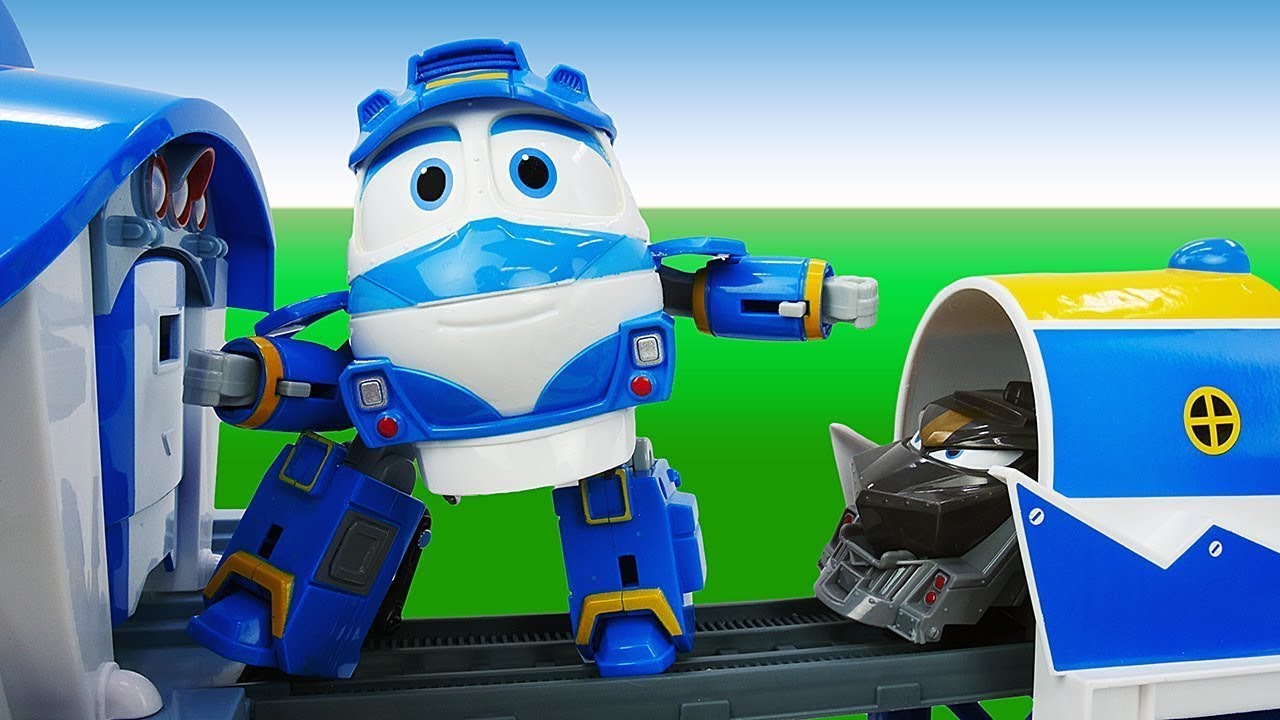 Robot Tren yeni lego platformda uçuyor. Robot Tren oyuncakları.