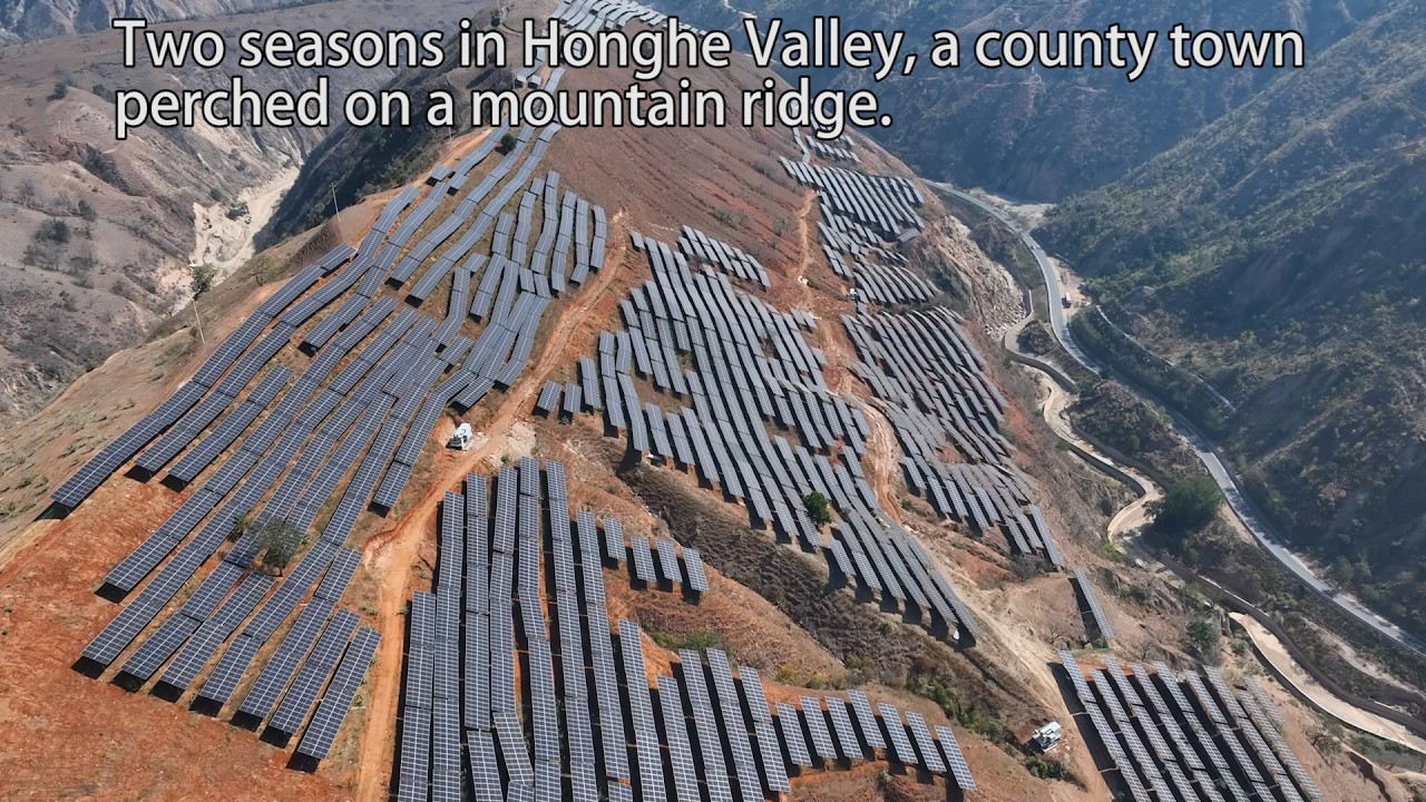 Two seasons in Honghe Valley, a county town perched on a mountain ridge.兩季紅河谷，一座山脊上的縣城