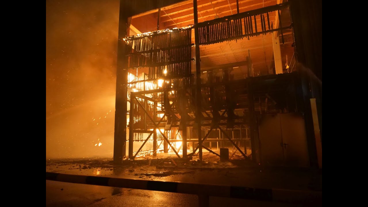 Impressionnant incendie dans la scierie à Volgelsheim – 100 pompiers combattent les flammes