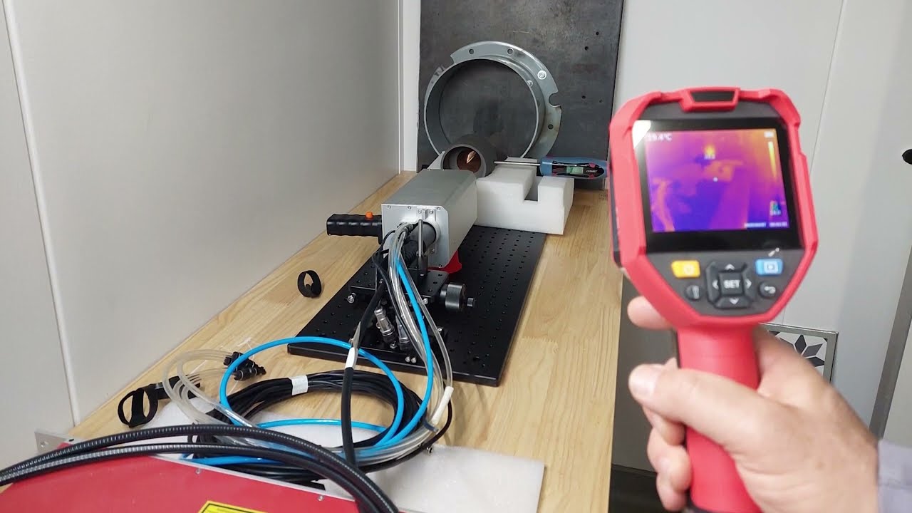 Notre labo de réparation des sources laser en pleine action