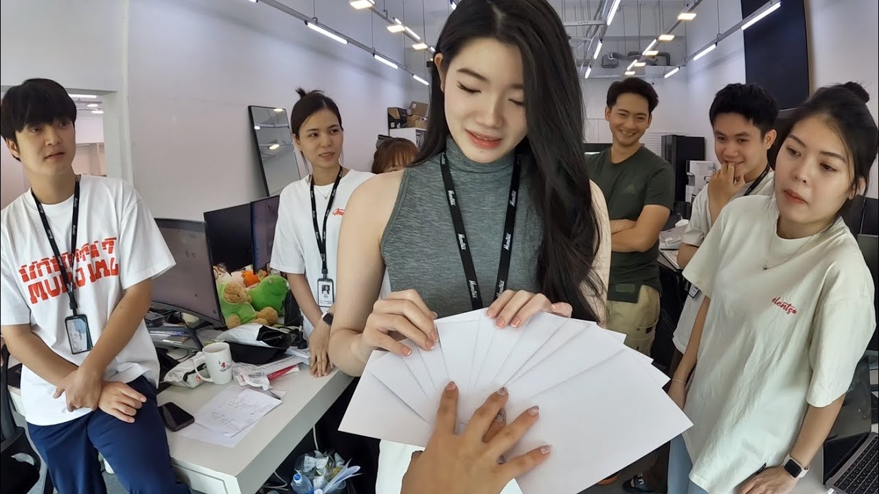 고생한 직원들에게 깜짝 연말 복불복 보너스를 줬습니다! 200만동의 주인공은 누구?