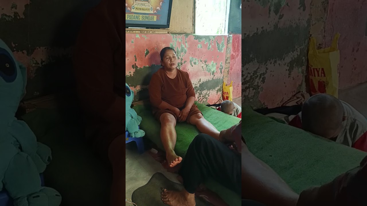 Sudah lama tidak di pijat kaki dan tangan terasa kaku lagi pijat adalah untuk melancarkan darah 