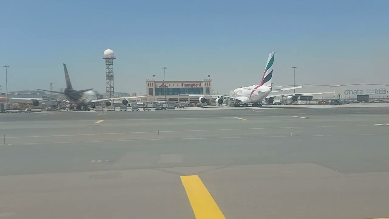 Amazing view while takeoff at Dubai International Airport | DXB | إقلاع الرحلة من مطار دبي