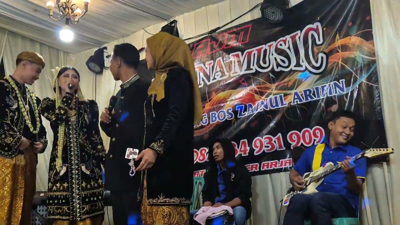 Tuan rumahnya dan istrinya nyanyikan lagu buat manten berdua