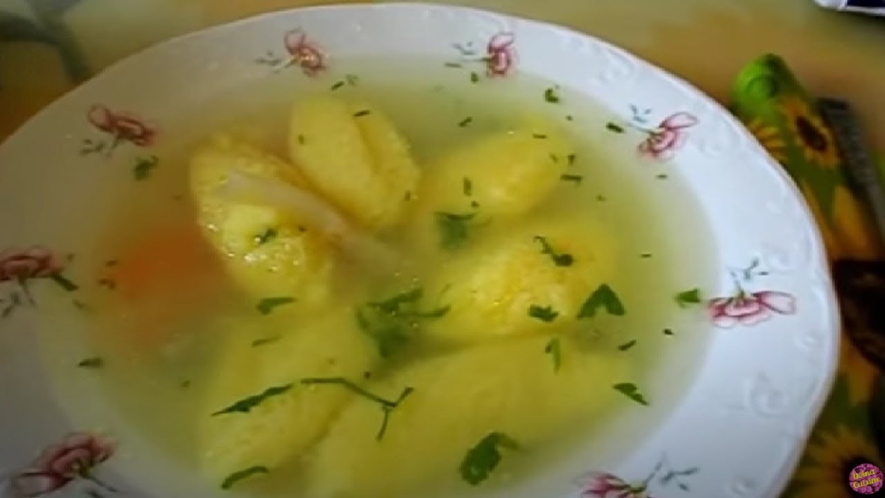 Supă de pui cu găluște pufoase.