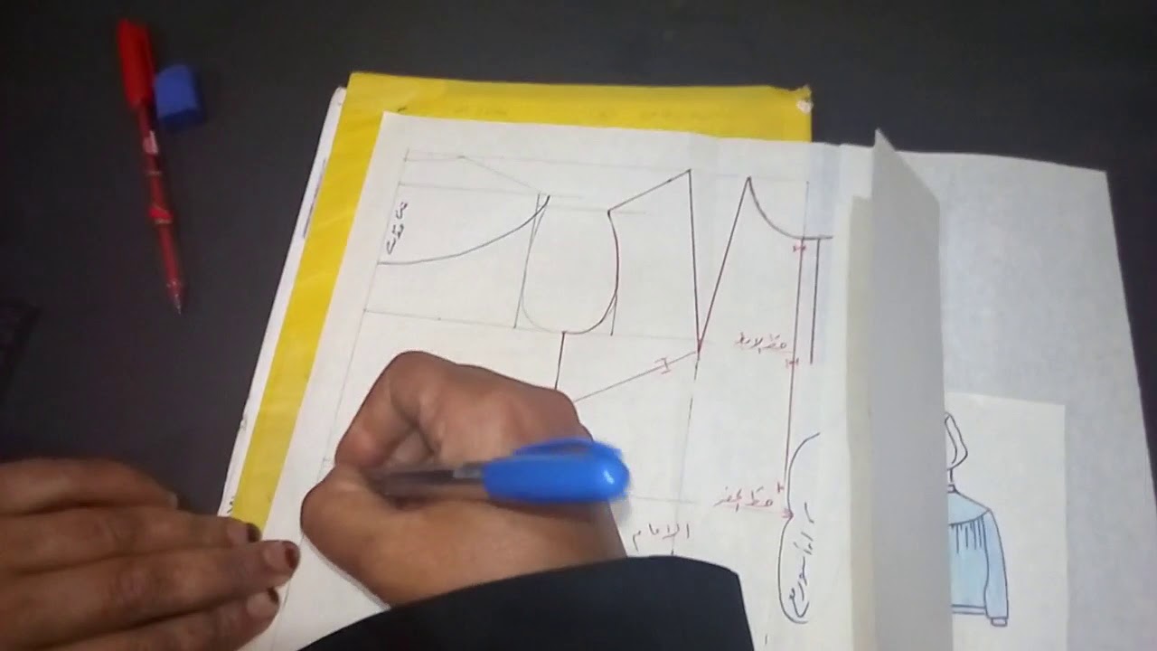بلوزة بكول أسبور مع الريفير وكشكشة فى الخلف