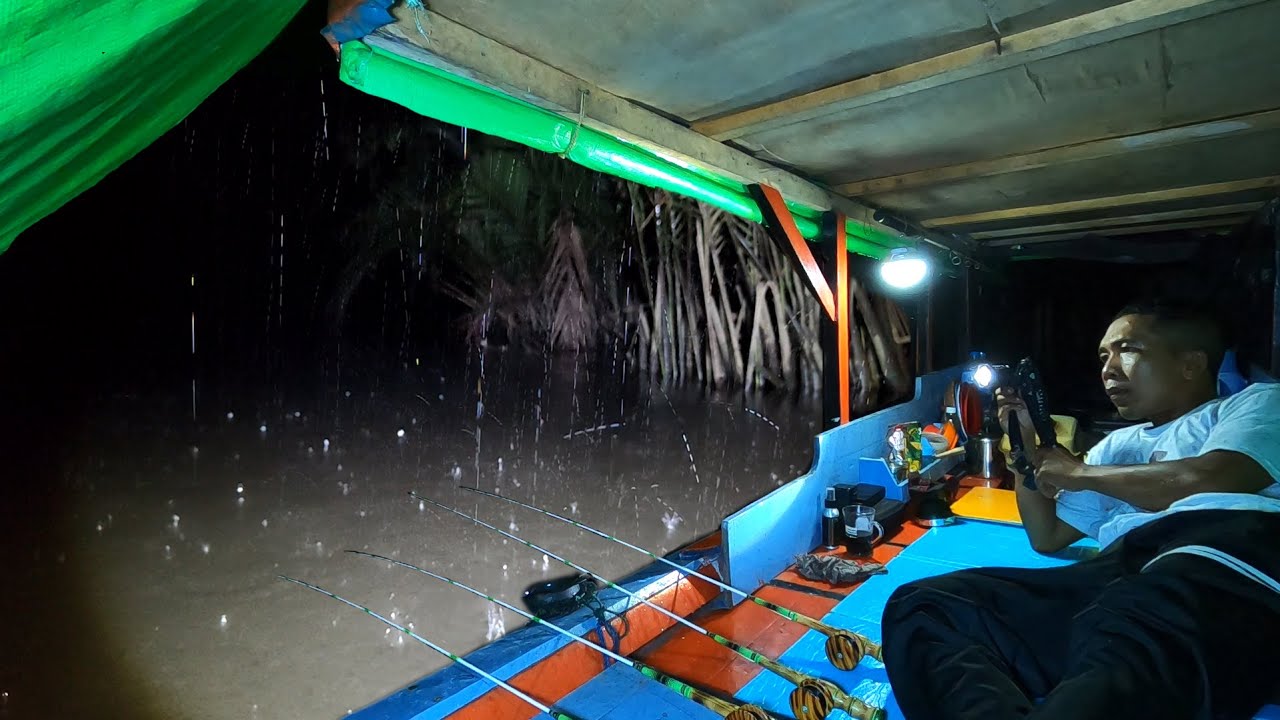 fishing camp in the boat, diguyur hujan sampai ngantuk langsung masak udang goreng lamongan