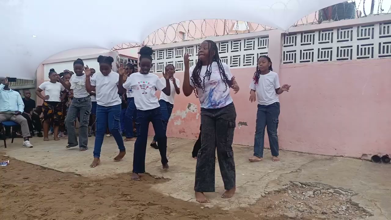 Dança gospel com título ÁFRICA FOR JESUS 2025