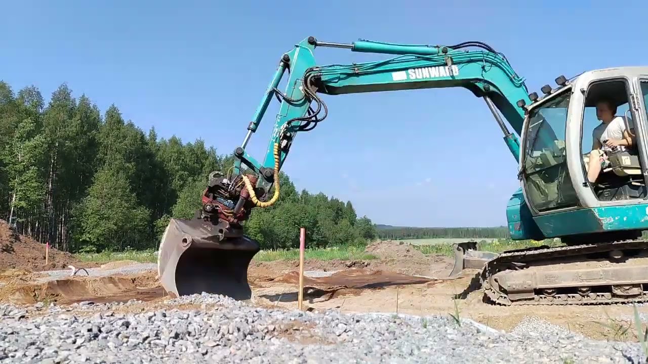 Perustusten kaivuuta. Lumusten talo osa 4