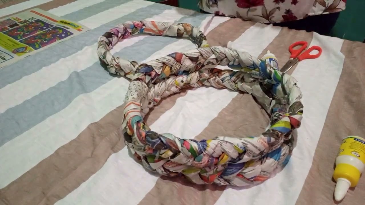 Canasta con papel periódico aprende a hacerla con Creaciones Janeth