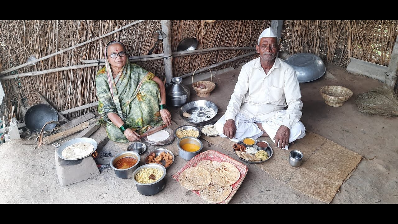अस्सल महाराष्ट्रीयन पुरण पोळी , आमरस ताट । पाट्यावर वाटून केलेलं पुरण ,मसाले भात ,कटाची आमटी