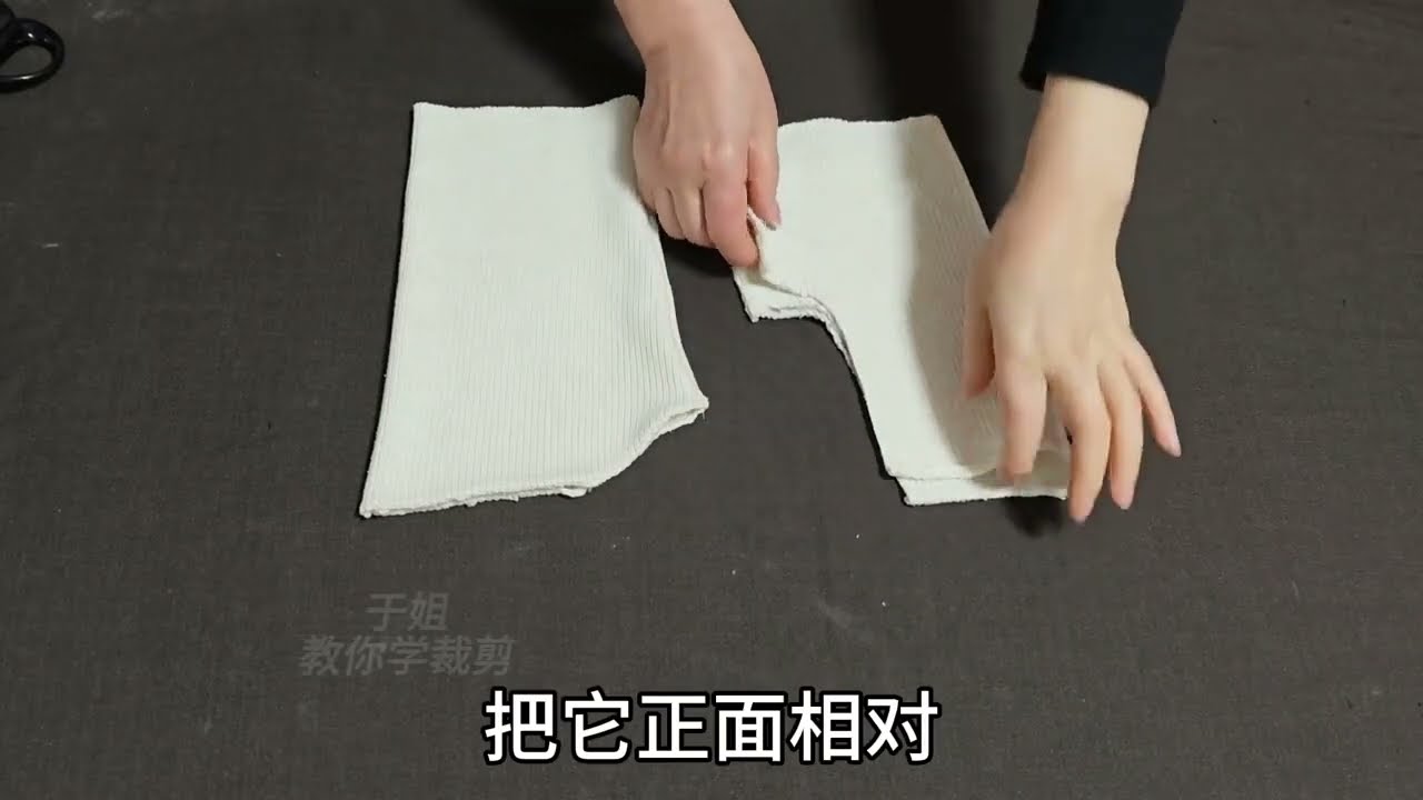 改衣剩下的两段羊毛衫袖子，裁两个圆弧改一改，居家保暖又舒适！