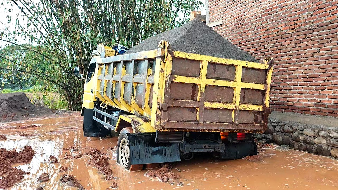 Truk Jomplang. DETIK-DETIK Mobil Truk CANTER HDX Pengangkut Pasir Full Bak Menggunung AMBLAS Parah!