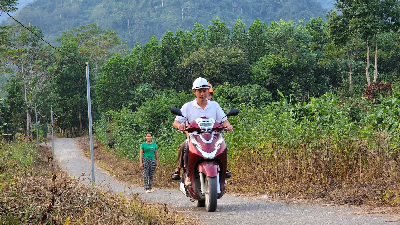 The family atmosphere was tense when Ninh came home to have lunch with his wife and son - Le Thi Hon