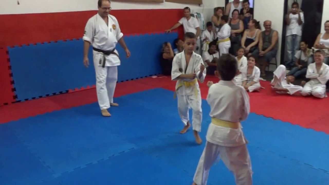 karate infantil kumite - GAMBARUKAN DOJO - finaliza&ccedil;&atilde;o em maegeri