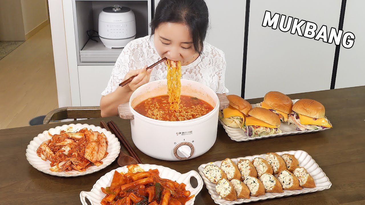 готовим Мукбанг :) Салат из крабового мяса, хлеб, Шин Рамэн, Ттокбокки, свежее кимчи, суши с тофу.