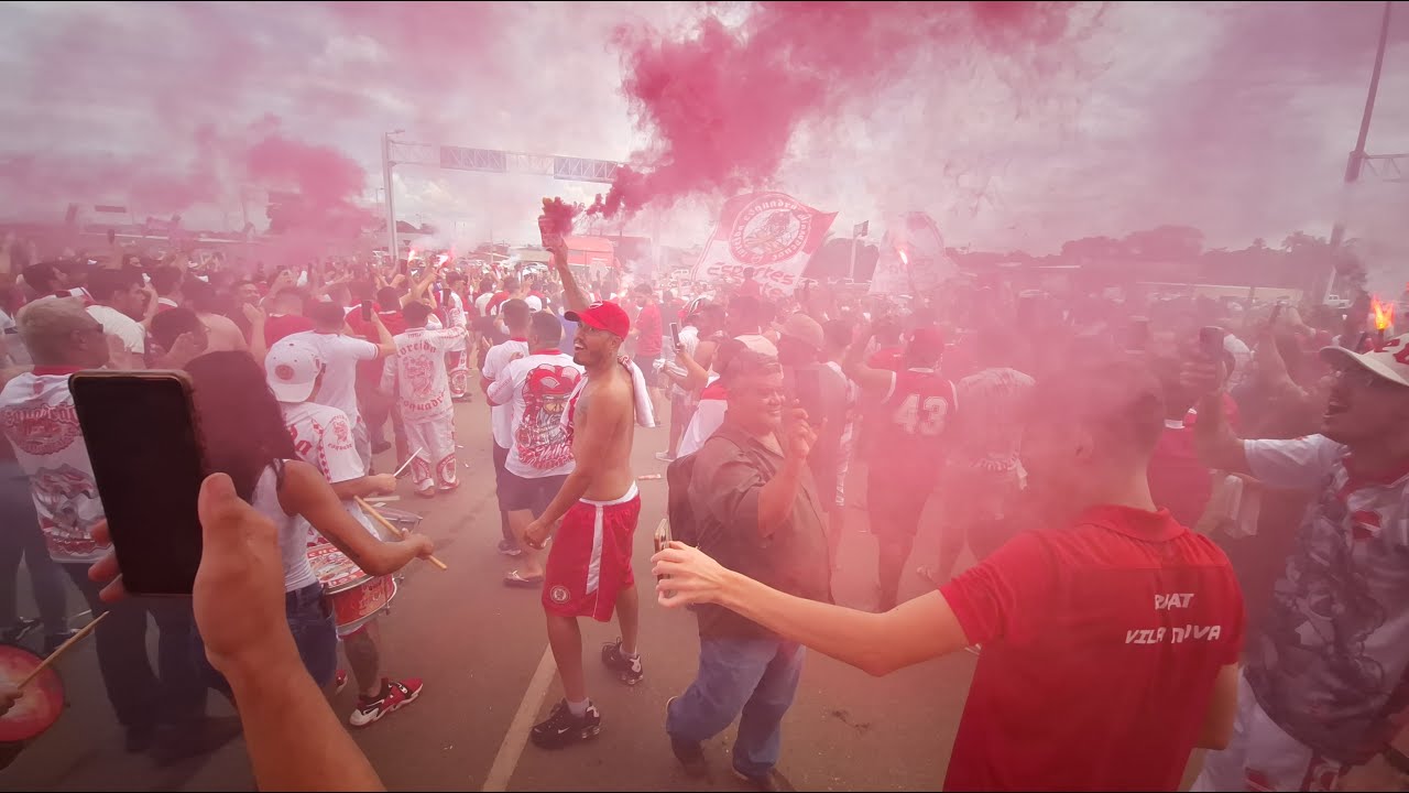Recepção da torcida do Vila Nova no aeroporto para o embarque para Natal.