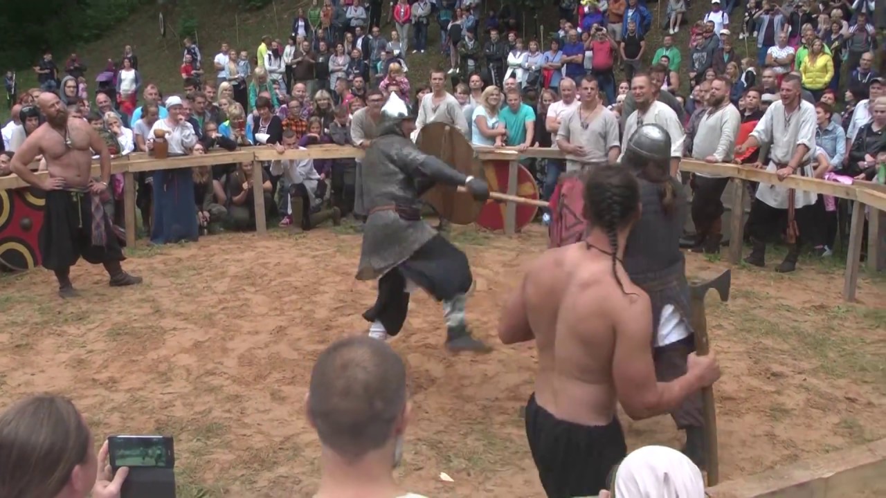 Tarptautinis senųjų amatų, archajinės muzikos ir karybos festivalis „Apuolė“.