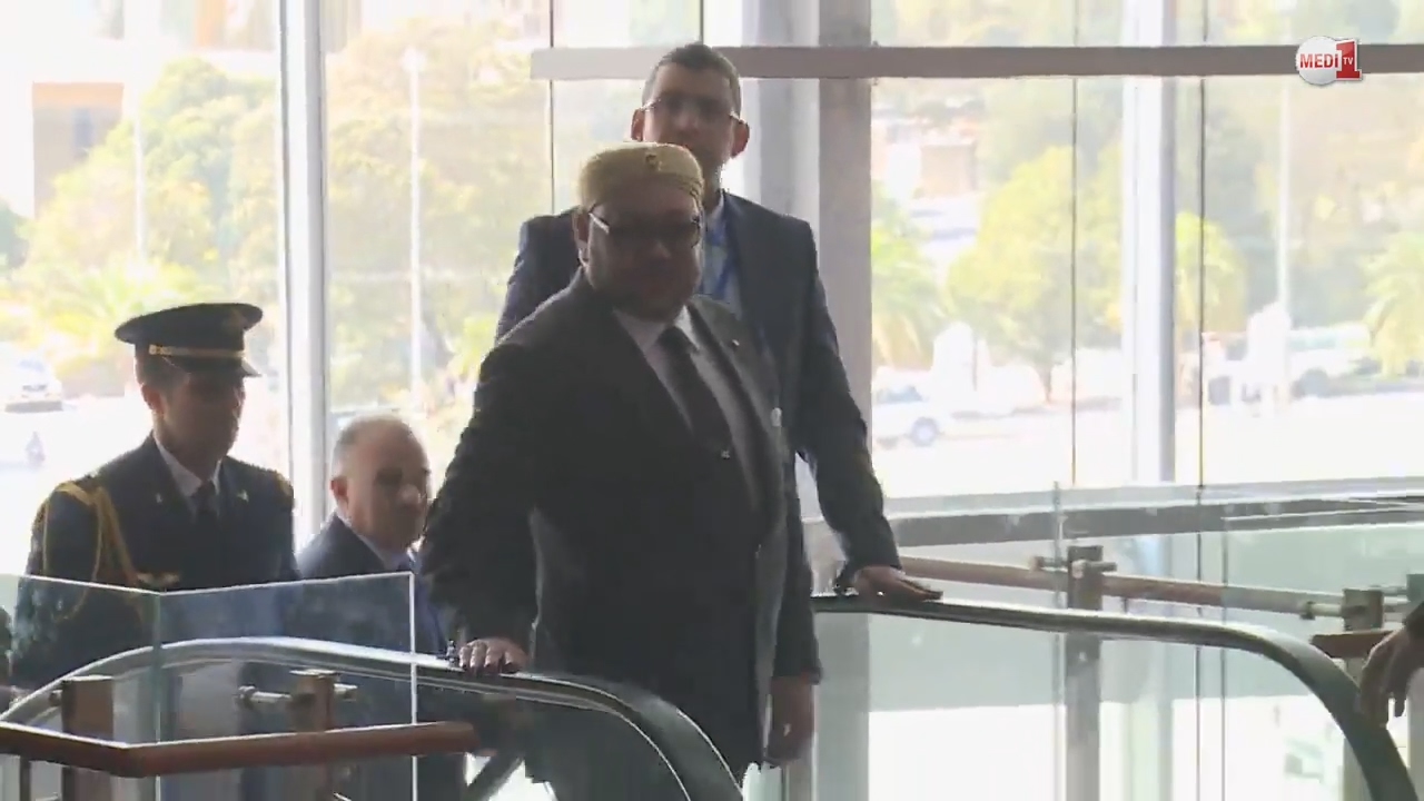 لحظات وصول ومغادرة الملك محمد السادس إلى مقر انعقاد القمة الافريقية