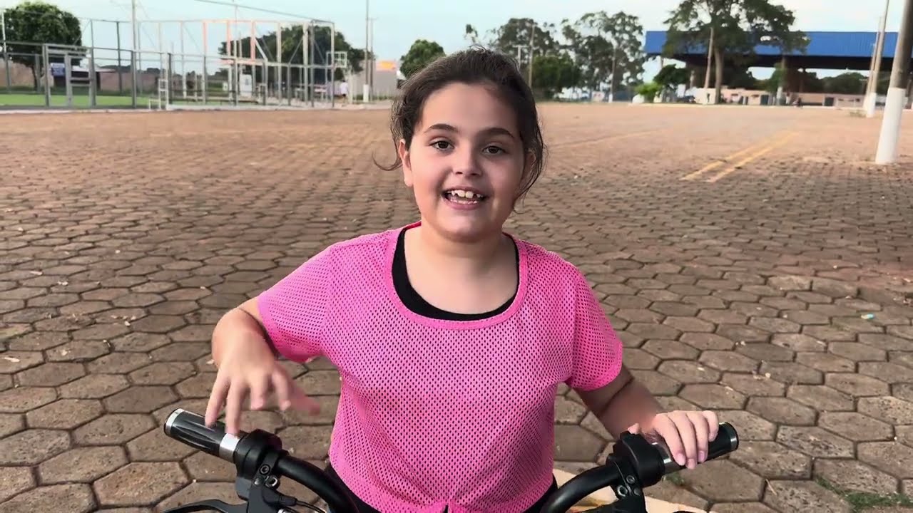 Aprendendo andar de motinha elétrica. Será que eu consegui ou não?😬 #criança #vlog #diversão 