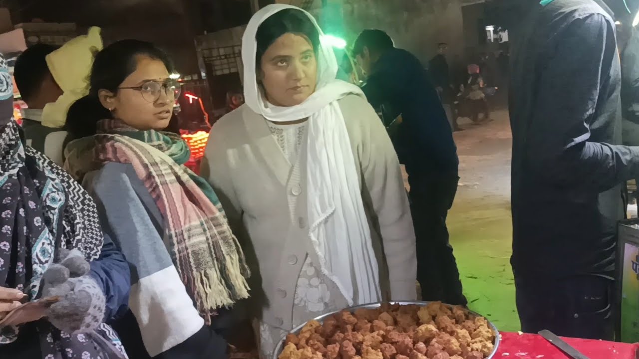 Street Food |  छोटे छोटे बच्चे बैच रहे है samosa 10 rs और जलेबी, पकोड़ी bhi ek दम सस्ते में