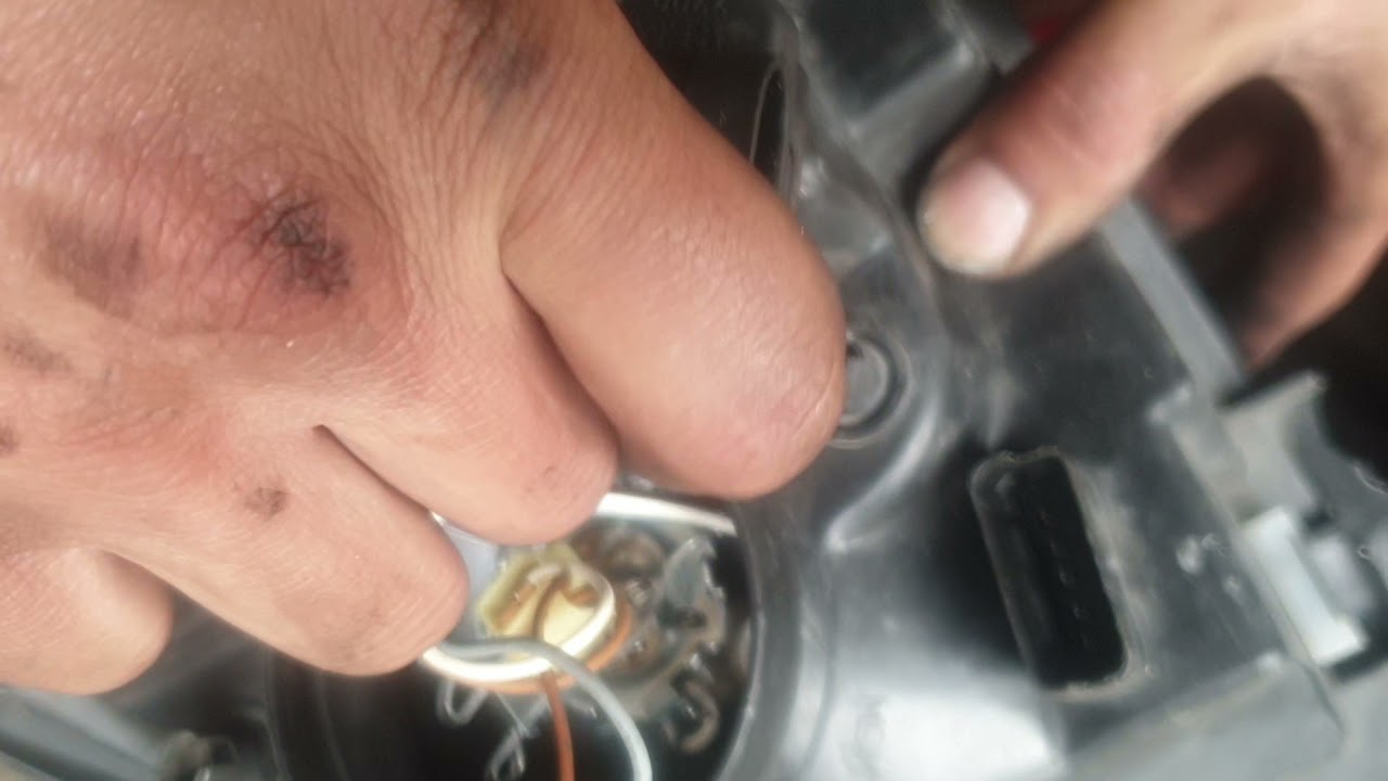 remplacer un phare clio 2