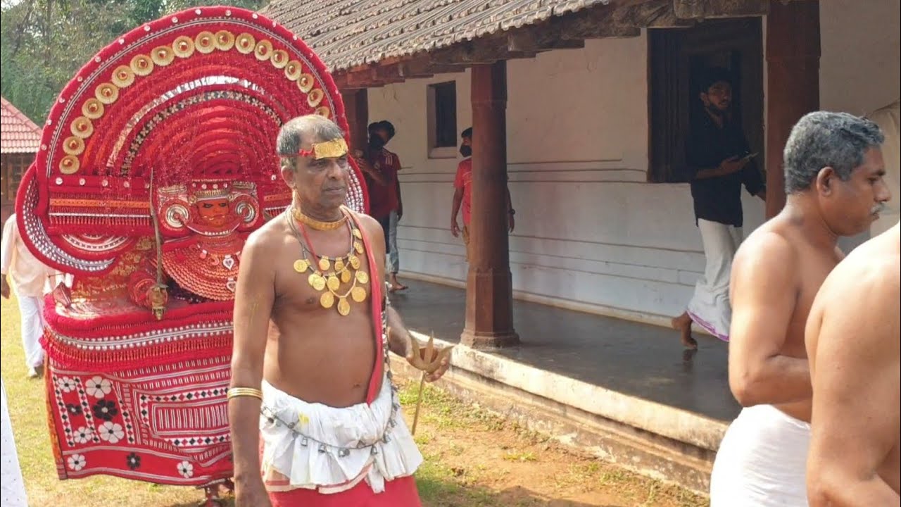KOOTAALI MUCHILOTTUKAVILNINNU BHAGAVATHI PURATTHU POKUNNATHU KANDITTUNDO