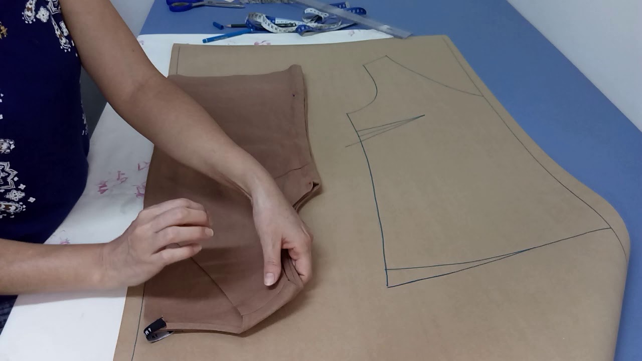 Como tirar modelagem de roupa pronta parte 1.