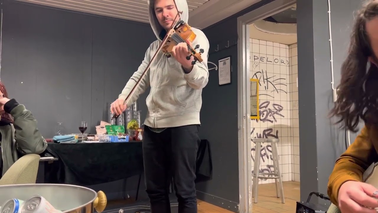 Billy Strings backstage in Sweden - East Tennessee Blues 