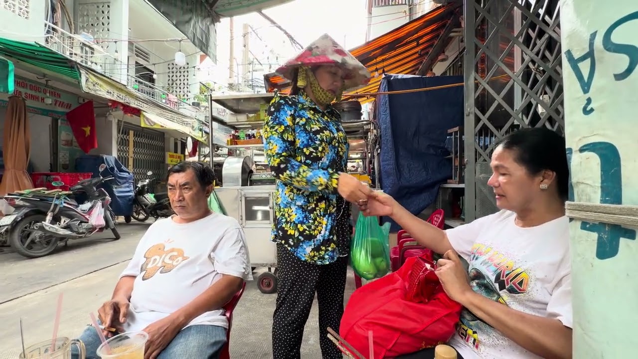 Bé lùn chịu khó buôn bán vé số để nuôi con nhỏ 