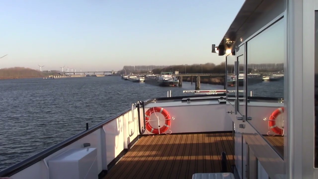 De MS Olympia op 26-12-2025, met de wind op kop, door de Zeeuwse wateren richting Dordrecht. Deel 02