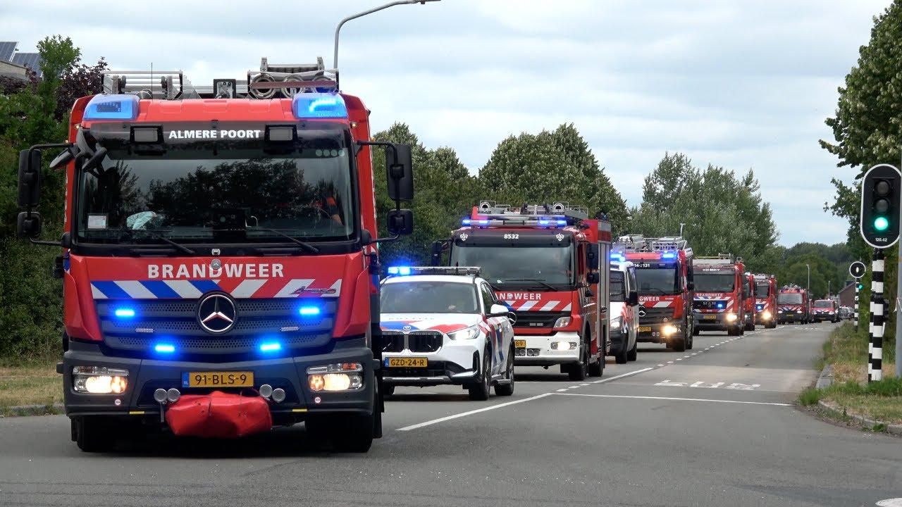 Optocht Brandweerdag 2025: Vele voertuigen met sirenes door Almere!!