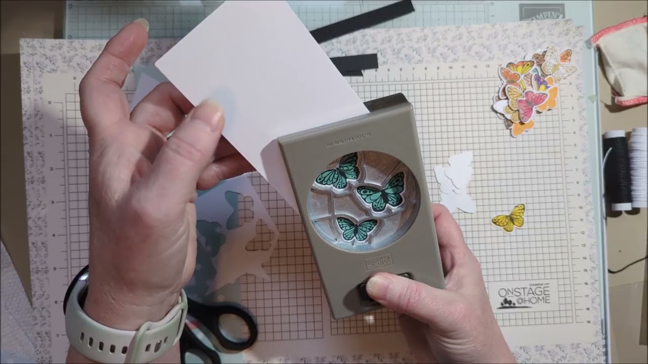 Новый набор штампов All Aflutter и дырокол для бумаги от Stampin' Up! Beth's Paper Cuts.