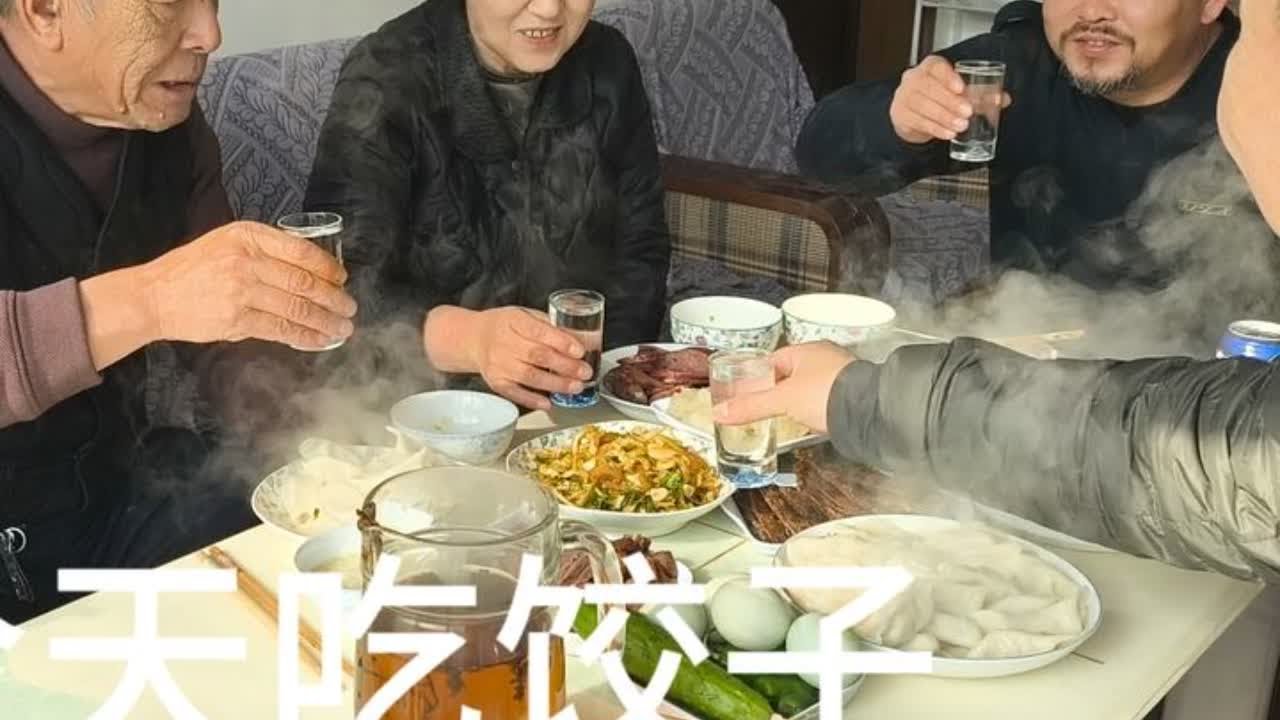 酸菜馅饺子，煎鱼腊肠皮酱牛肉。喝白加啤。
