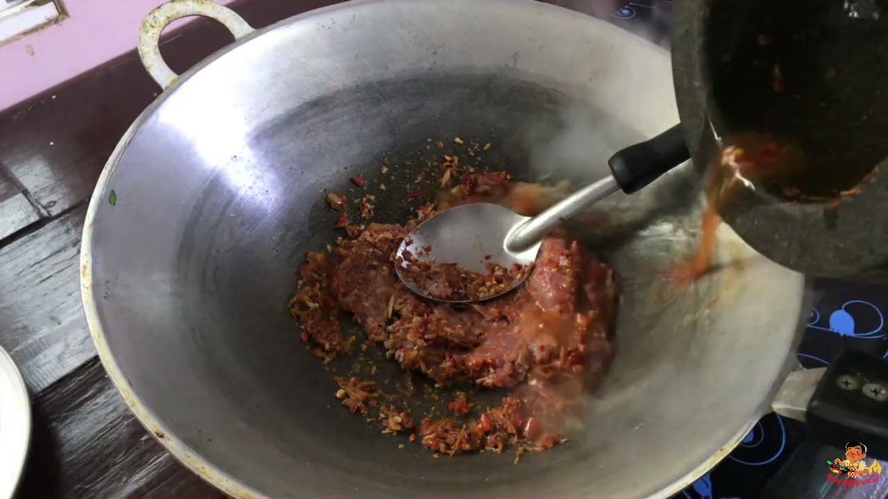 ยำดอกกะถินใส่หมูบด หอมๆครับ