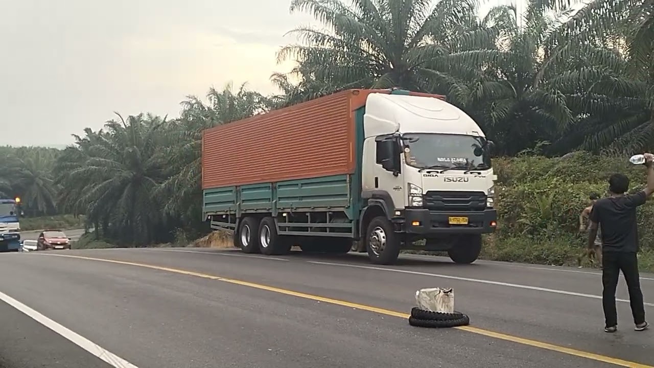 Detik detik truk menenggak 
