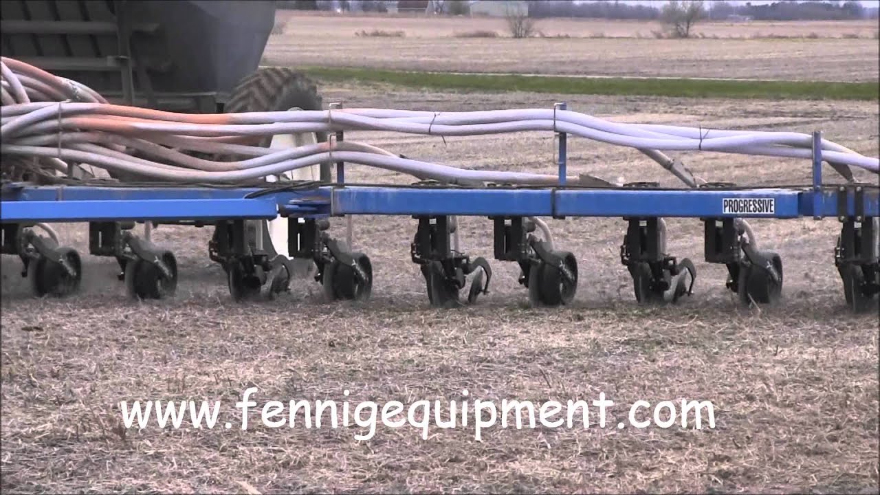 Yetter Magnum Applying Dry Fertilizer