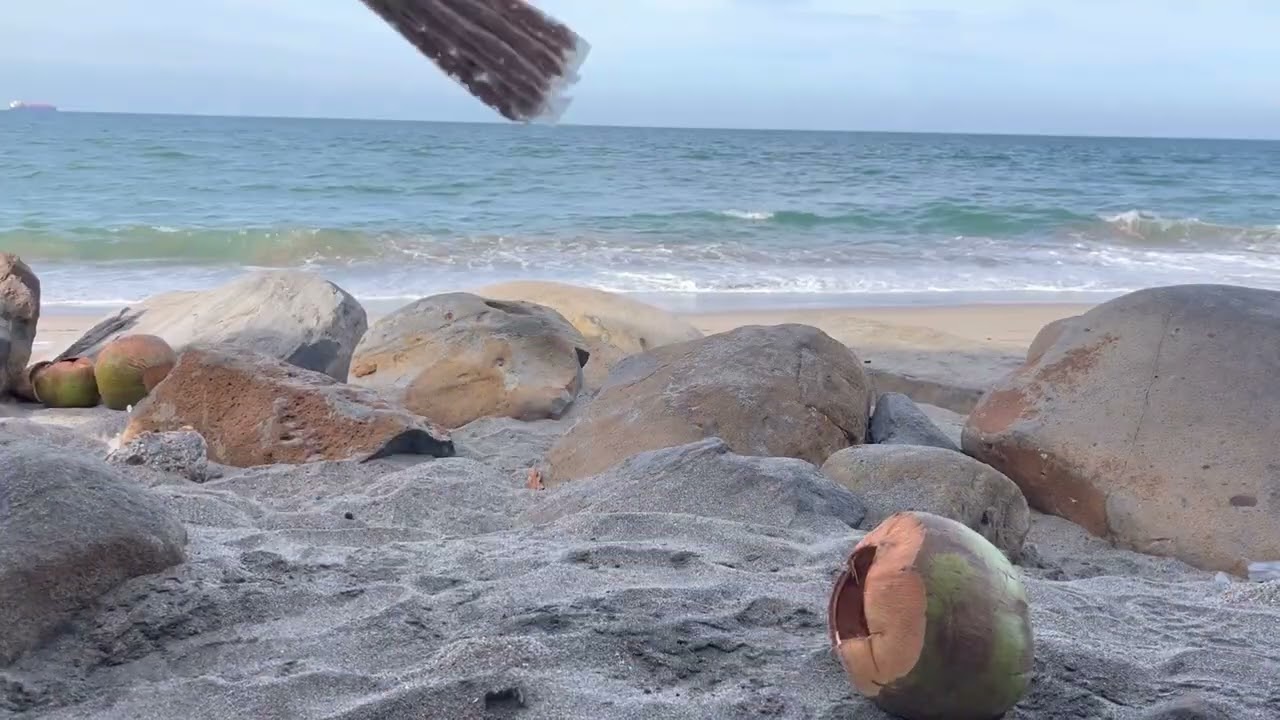 Suasana pantai di siang hari