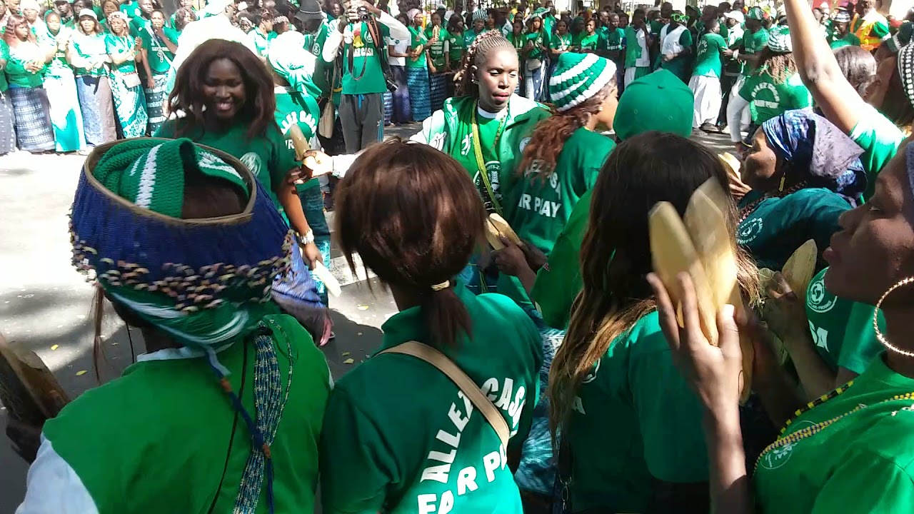 Allez CA SA en action devant le palais de la République  du Sénégal  lors de la présentation de la c