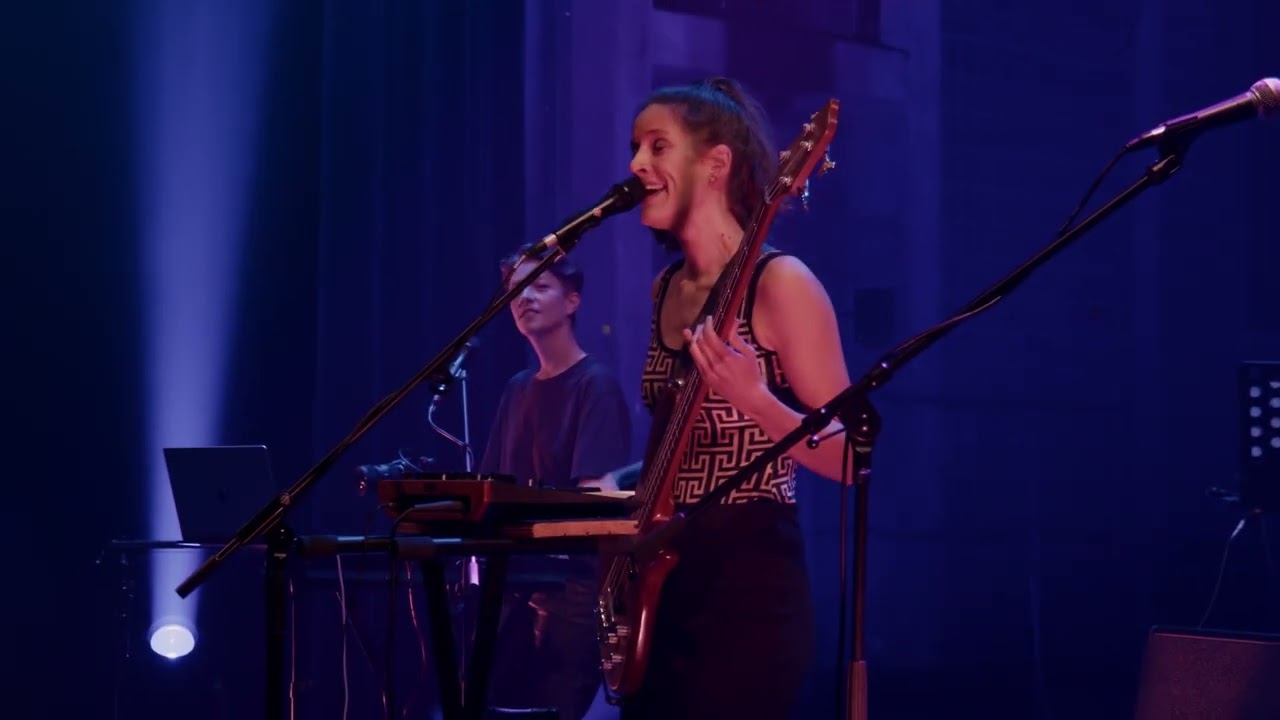 MURI - Witte Rook (live met luchtacrobate Hazel @ Minard, Gent)
