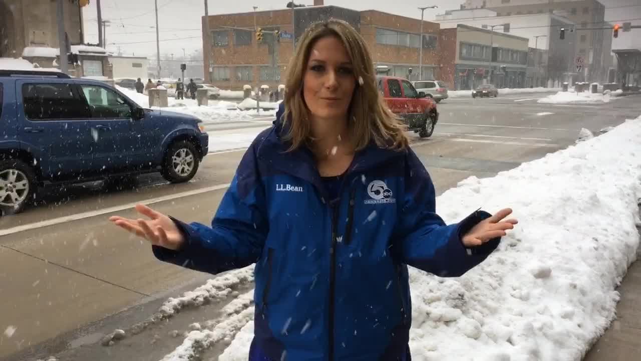 Traffic update as snow falls over Northeast Ohio