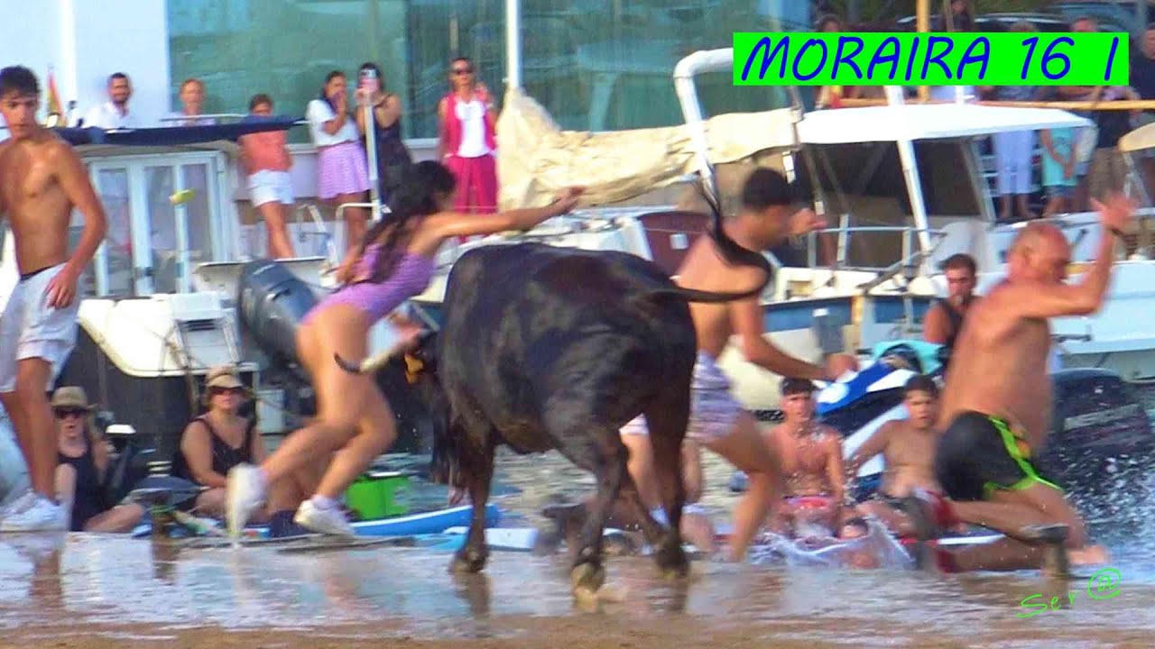 MORAIRA 16 CHICAS Guapas TOREANDO el TORO